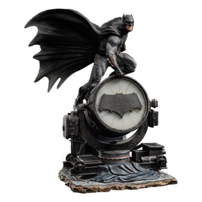 Zack Snyder s Justice League Deluxe Art Scale Statue Batman on Batsignal 28 cm Iron Studios